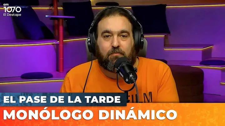 Nico Lantos at the microphone of El pase de la tarde, on El Destape